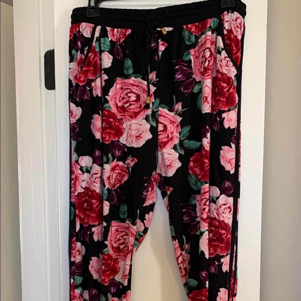 Super cute flower print jogger pant. Great color!